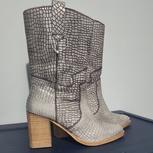 Stylish Croc-Embossed Gray Boots